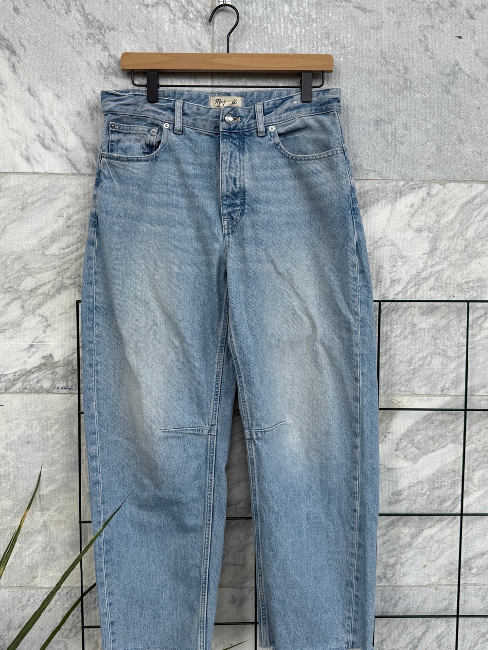 Madewell Light Wash Darted Barrel Leg Raw Hem Jeans size 27